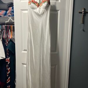 Chic Strapless White Dress with Floral Details